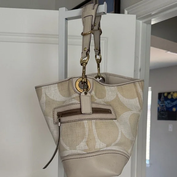 Coach Cream Designer Shoulder Bag - Picture 3 of 9